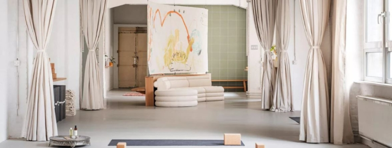 Успокаивающий дизайн современной комнаты для йоги