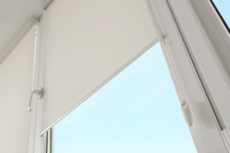 Рулонные шторы без сверления: плюсы и минусы, фото в интерьере