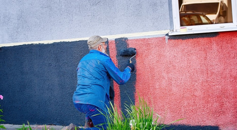 Чем и как покрасить дом на даче: 5 вариантов для дерева и 4 варианта для штукатурки