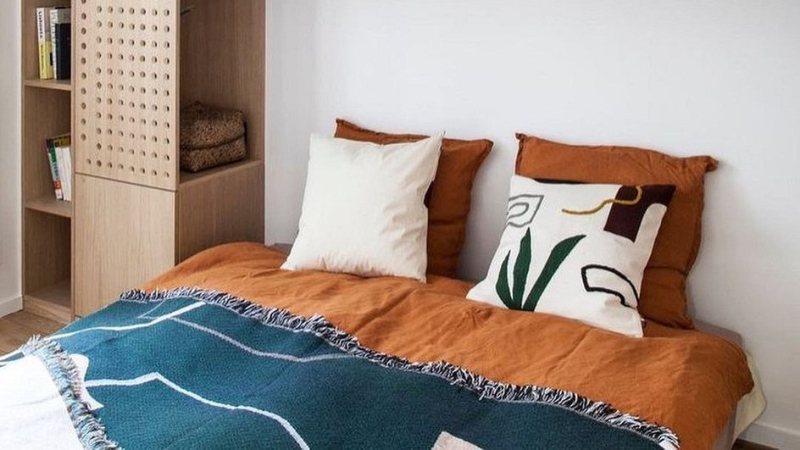 Для маленькой спальни и не только: 5 красивых примеров хранения в изголовье кровати