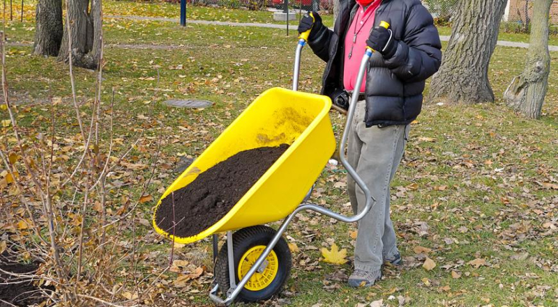 Что делать с почвой осенью: как перекапывать, что вносить и зачем вообще все это надо делать?