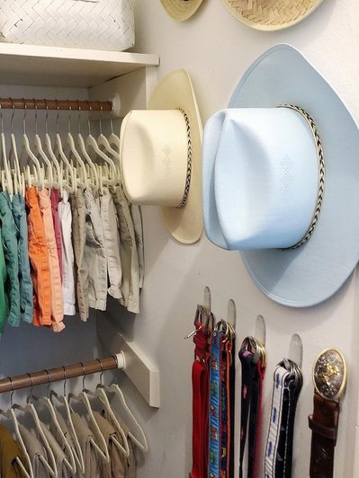 10 способов использовать маленький шкаф по максимуму (поместится вся одежда!)
