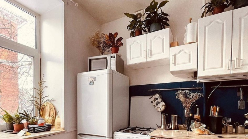 Как вписать холодильник, если на кухне нет места: 6 нужных советов