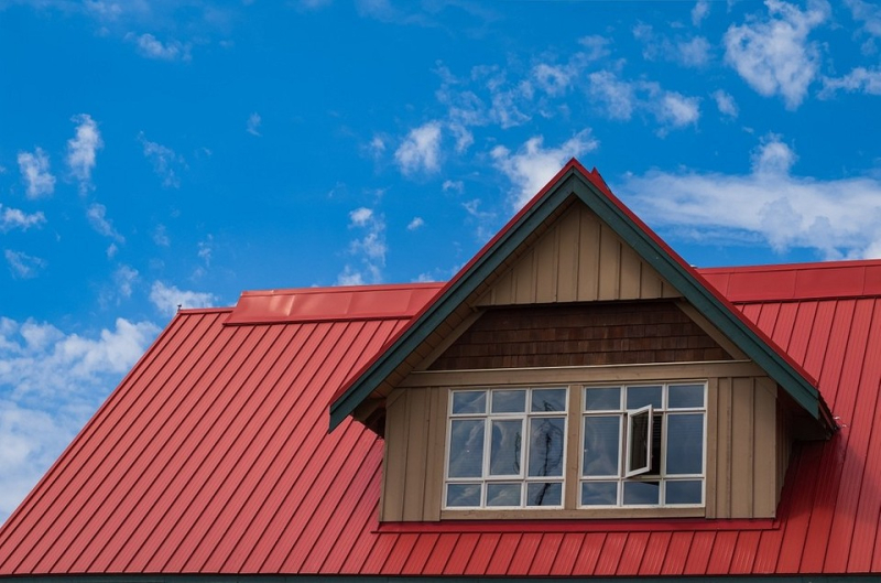 Какой профнастил выбрать для крыши: 4 вида материала и критерии
